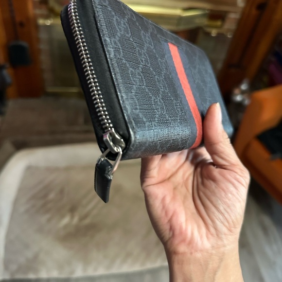 Authentic!!! Gucci Black and Red Wallet - Picture 8 of 9